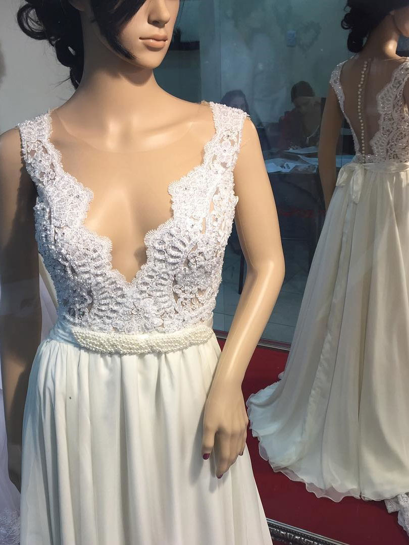 2018 A-line Princess Deep V/illusion Neck Appliques Sleeveless Bridal Dresses